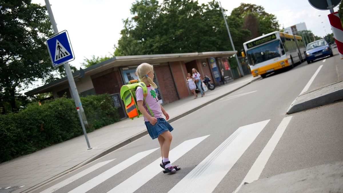 Akce Pěšky do školy má zlepšit pohyb dětí a omezit dovážení auty